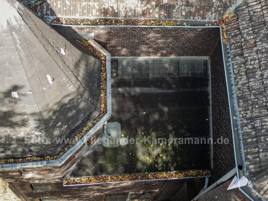 Luftaufnahmen mit Drohne einer schwer erreichbaren Stelle bei Dachinspektion einer Kirche