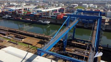 Foto mit Drohne: Luftaufnahmen mit Drohne in NRW: Duisburger Hafen, größter Binnenhafen Europas