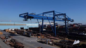 Foto mit Drohne: Luftaufnahmen mit Drohne in NRW: Duisburger Hafen, größter Binnenhafen Europas