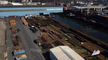 Foto mit Drohne: Luftaufnahmen mit Drohne in NRW: Duisburger Hafen, größter Binnenhafen Europas