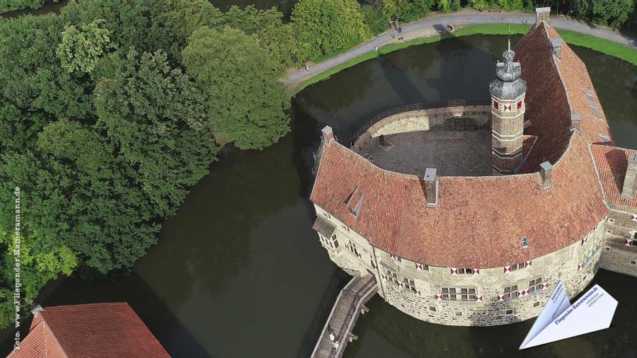 Luftaufnahmen mit Drohne in NRW: Drohnenaufnahme der Wasserburg Vischering