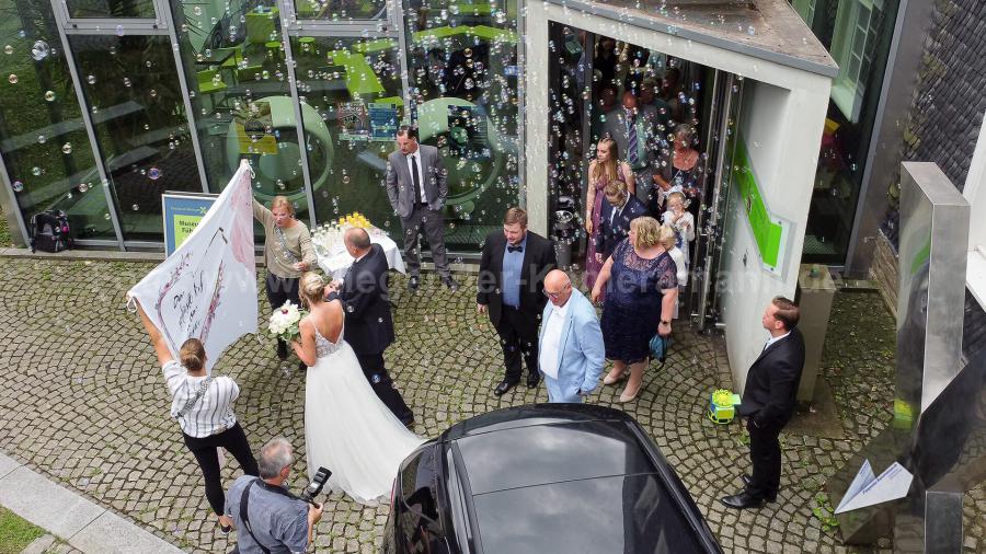 Drohnenfoto: Hochzeitsfeier mit Seifenblasen