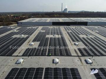 Foto mit Drohne: Luftaufnahmen mit Drohne zur effizienten Kontrolle bei Solarmodul-Montage