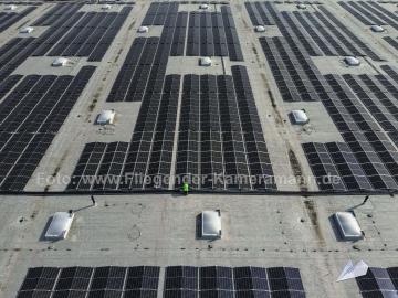 Foto mit Drohne: Luftaufnahmen mit Drohne zur effizienten Kontrolle bei Solarmodul-Montage