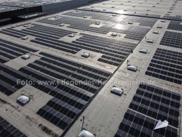 Foto mit Drohne: Luftaufnahmen mit Drohne zur effizienten Kontrolle bei Solarmodul-Montage