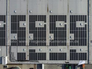 Foto mit Drohne: Luftaufnahmen mit Drohne zur effizienten Kontrolle bei Solarmodul-Montage