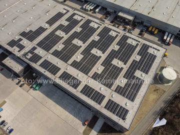 Foto mit Drohne: Luftaufnahmen mit Drohne zur effizienten Kontrolle bei Solarmodul-Montage