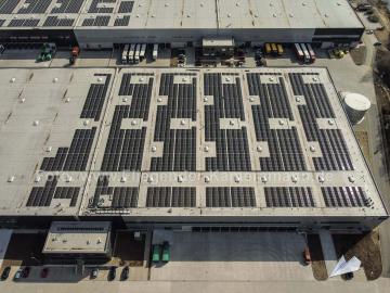 Foto mit Drohne: Luftaufnahmen mit Drohne zur effizienten Kontrolle bei Solarmodul-Montage