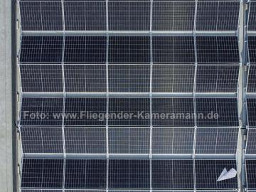 Foto mit Drohne: Luftaufnahmen mit Drohne zur effizienten Kontrolle bei Solarmodul-Montage