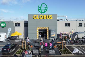 Foto mit Drohne: Die Drohnenaufnahmen in Wesel zeigen das Ende März 2023 eröffnete Globus SB-Warenhaus an der Rudolf-Diesel-Straße