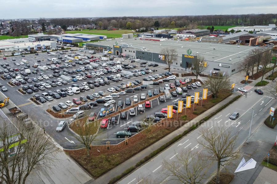 Die Drohnenaufnahmen in Wesel zeigen das Ende März 2023 eröffnete Globus SB-Warenhaus an der Rudolf-Diesel-Straße