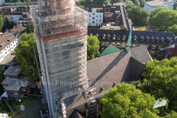Foto mit Drohne: Drohnenaufnahmen vom eingerüsteten Turm der Propsteikirche St. Peter und Paul in Bochum