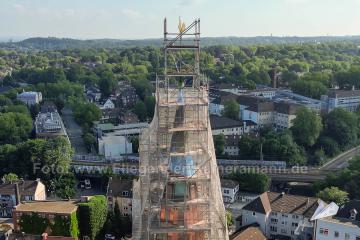 Foto mit Drohne: Drohnenaufnahmen vom eingerüsteten Turm der Propsteikirche St. Peter und Paul in Bochum