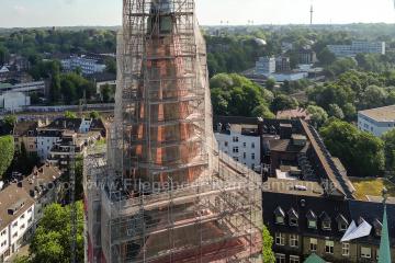 Foto mit Drohne: Drohnenaufnahmen vom eingerüsteten Turm der Propsteikirche St. Peter und Paul in Bochum