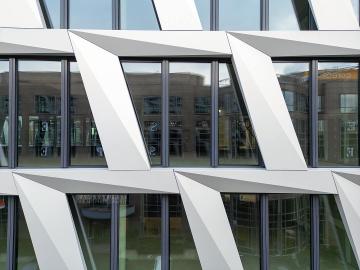 Foto mit Drohne: Fassadeninspektion mit Drohne zur Dokumentation der Fassadengestaltung bei Neubau eines Bürokomplexes