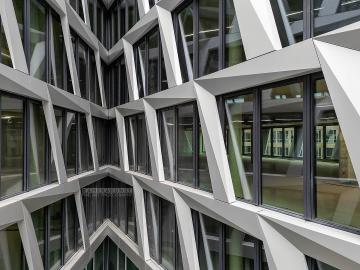 Foto mit Drohne: Fassadeninspektion mit Drohne zur Dokumentation der Fassadengestaltung bei Neubau eines Bürokomplexes