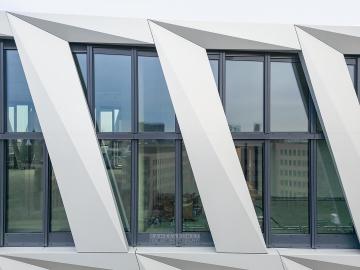 Foto mit Drohne: Fassadeninspektion mit Drohne zur Dokumentation der Fassadengestaltung bei Neubau eines Bürokomplexes