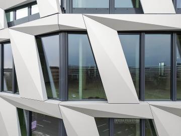 Foto mit Drohne: Fassadeninspektion mit Drohne zur Dokumentation der Fassadengestaltung bei Neubau eines Bürokomplexes