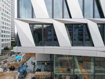 Foto mit Drohne: Fassadeninspektion mit Drohne zur Dokumentation der Fassadengestaltung bei Neubau eines Bürokomplexes