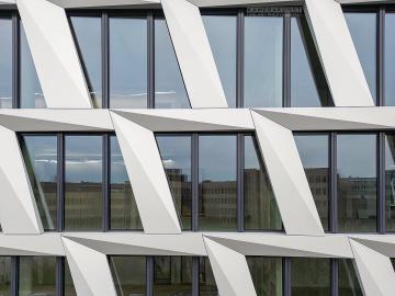 Foto mit Drohne: Fassadeninspektion mit Drohne zur Dokumentation der Fassadengestaltung bei Neubau eines Bürokomplexes