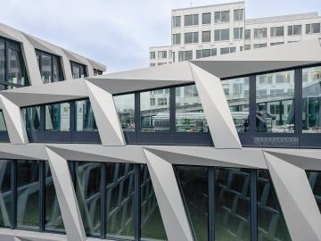 Foto mit Drohne: Fassadeninspektion mit Drohne zur Dokumentation der Fassadengestaltung bei Neubau eines Bürokomplexes