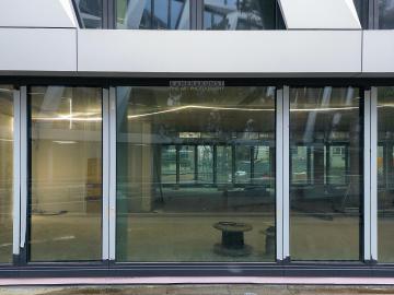 Foto mit Drohne: Fassadeninspektion mit Drohne zur Dokumentation der Fassadengestaltung bei Neubau eines Bürokomplexes