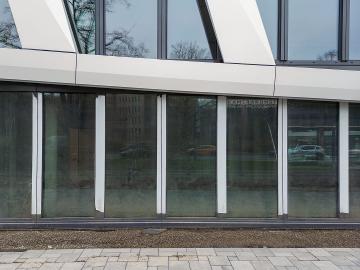 Foto mit Drohne: Fassadeninspektion mit Drohne zur Dokumentation der Fassadengestaltung bei Neubau eines Bürokomplexes