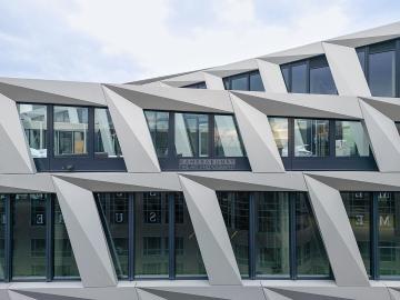Foto mit Drohne: Fassadeninspektion mit Drohne zur Dokumentation der Fassadengestaltung bei Neubau eines Bürokomplexes