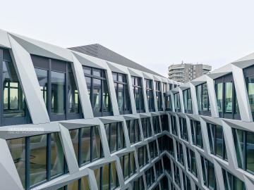 Foto mit Drohne: Fassadeninspektion mit Drohne zur Dokumentation der Fassadengestaltung bei Neubau eines Bürokomplexes