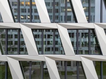 Foto mit Drohne: Fassadeninspektion mit Drohne zur Dokumentation der Fassadengestaltung bei Neubau eines Bürokomplexes