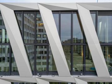Foto mit Drohne: Fassadeninspektion mit Drohne zur Dokumentation der Fassadengestaltung bei Neubau eines Bürokomplexes