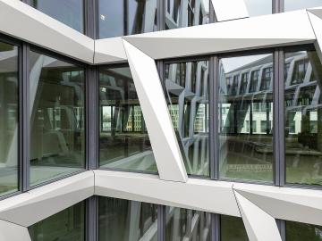 Foto mit Drohne: Fassadeninspektion mit Drohne zur Dokumentation der Fassadengestaltung bei Neubau eines Bürokomplexes
