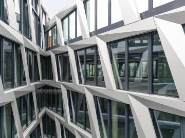 Foto mit Drohne: Fassadeninspektion mit Drohne zur Dokumentation der Fassadengestaltung bei Neubau eines Bürokomplexes