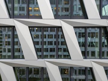 Foto mit Drohne: Fassadeninspektion mit Drohne zur Dokumentation der Fassadengestaltung bei Neubau eines Bürokomplexes