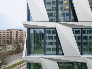 Foto mit Drohne: Fassadeninspektion mit Drohne zur Dokumentation der Fassadengestaltung bei Neubau eines Bürokomplexes