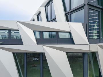 Foto mit Drohne: Fassadeninspektion mit Drohne zur Dokumentation der Fassadengestaltung bei Neubau eines Bürokomplexes