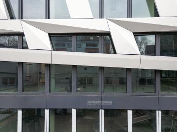 Foto mit Drohne: Fassadeninspektion mit Drohne zur Dokumentation der Fassadengestaltung bei Neubau eines Bürokomplexes