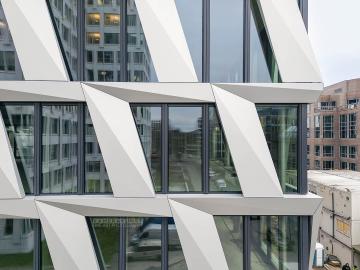 Foto mit Drohne: Fassadeninspektion mit Drohne zur Dokumentation der Fassadengestaltung bei Neubau eines Bürokomplexes