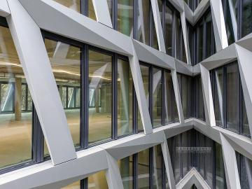 Foto mit Drohne: Fassadeninspektion mit Drohne zur Dokumentation der Fassadengestaltung bei Neubau eines Bürokomplexes