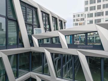 Foto mit Drohne: Fassadeninspektion mit Drohne zur Dokumentation der Fassadengestaltung bei Neubau eines Bürokomplexes