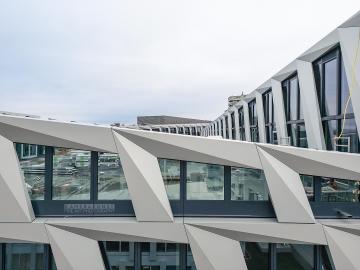 Foto mit Drohne: Fassadeninspektion mit Drohne zur Dokumentation der Fassadengestaltung bei Neubau eines Bürokomplexes