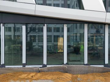 Foto mit Drohne: Fassadeninspektion mit Drohne zur Dokumentation der Fassadengestaltung bei Neubau eines Bürokomplexes