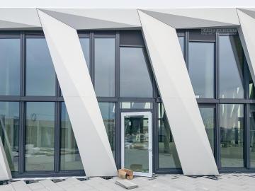 Foto mit Drohne: Fassadeninspektion mit Drohne zur Dokumentation der Fassadengestaltung bei Neubau eines Bürokomplexes