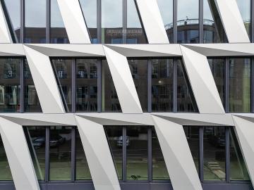 Foto mit Drohne: Fassadeninspektion mit Drohne zur Dokumentation der Fassadengestaltung bei Neubau eines Bürokomplexes