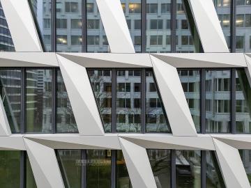 Foto mit Drohne: Fassadeninspektion mit Drohne zur Dokumentation der Fassadengestaltung bei Neubau eines Bürokomplexes