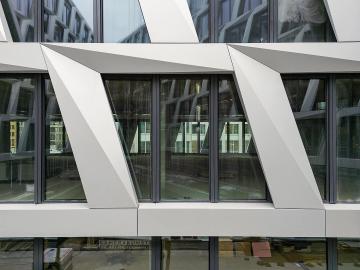 Foto mit Drohne: Fassadeninspektion mit Drohne zur Dokumentation der Fassadengestaltung bei Neubau eines Bürokomplexes