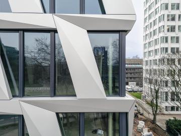 Foto mit Drohne: Fassadeninspektion mit Drohne zur Dokumentation der Fassadengestaltung bei Neubau eines Bürokomplexes