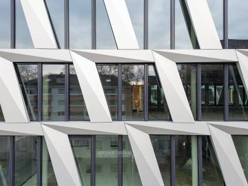 Foto mit Drohne: Fassadeninspektion mit Drohne zur Dokumentation der Fassadengestaltung bei Neubau eines Bürokomplexes