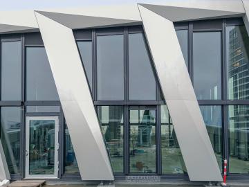 Foto mit Drohne: Fassadeninspektion mit Drohne zur Dokumentation der Fassadengestaltung bei Neubau eines Bürokomplexes