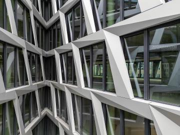 Foto mit Drohne: Fassadeninspektion mit Drohne zur Dokumentation der Fassadengestaltung bei Neubau eines Bürokomplexes